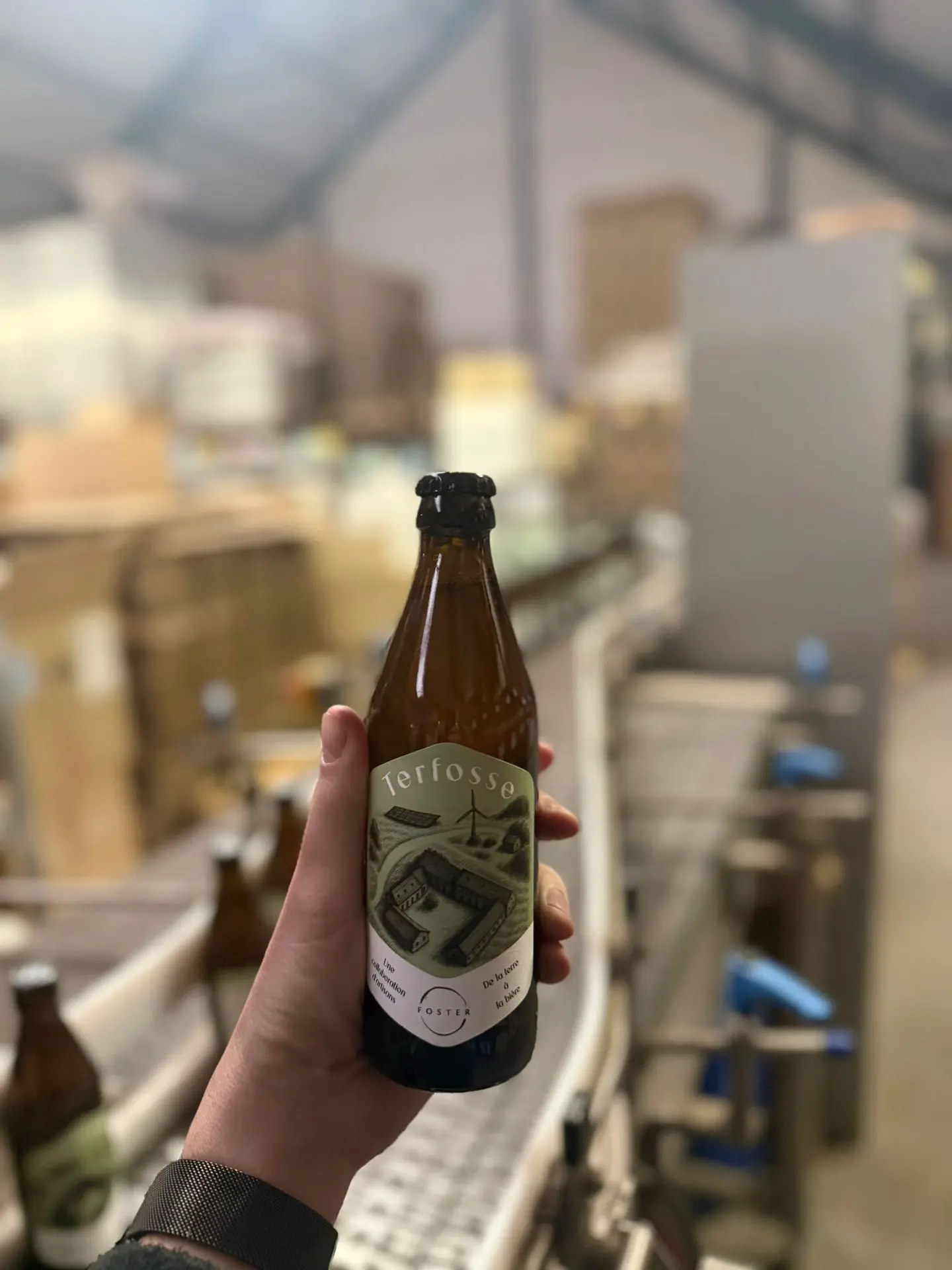 Bouteille de bière Terfosse tenue à la main