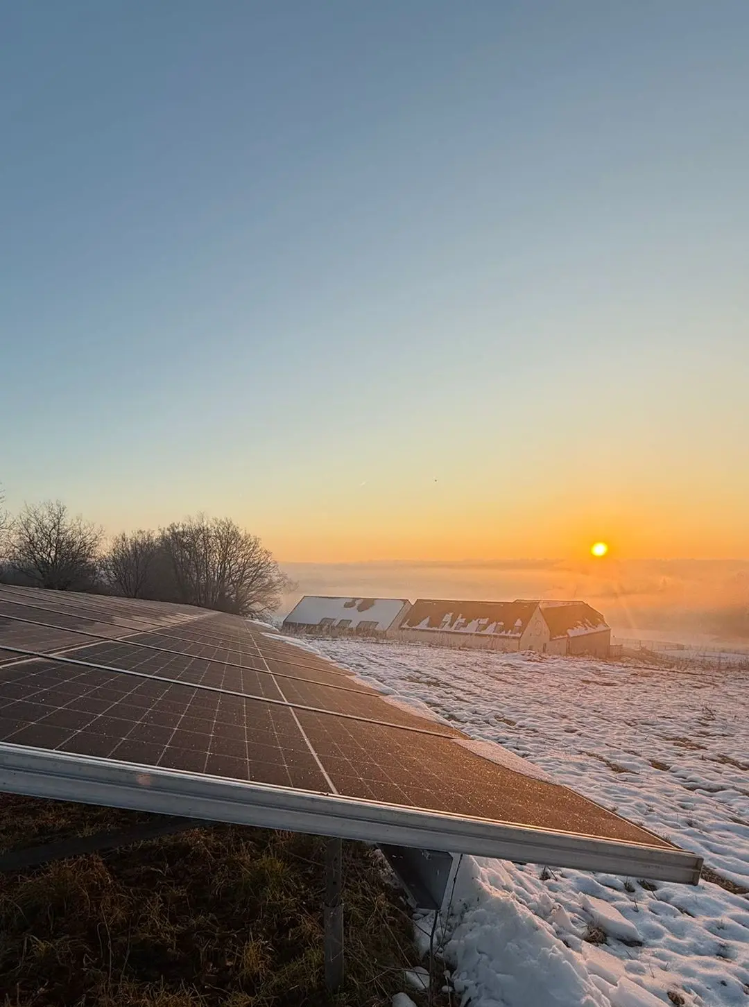 Uitzicht op de zonnepanelen boven Foster Farm, met een besneeuwde zonsopgang