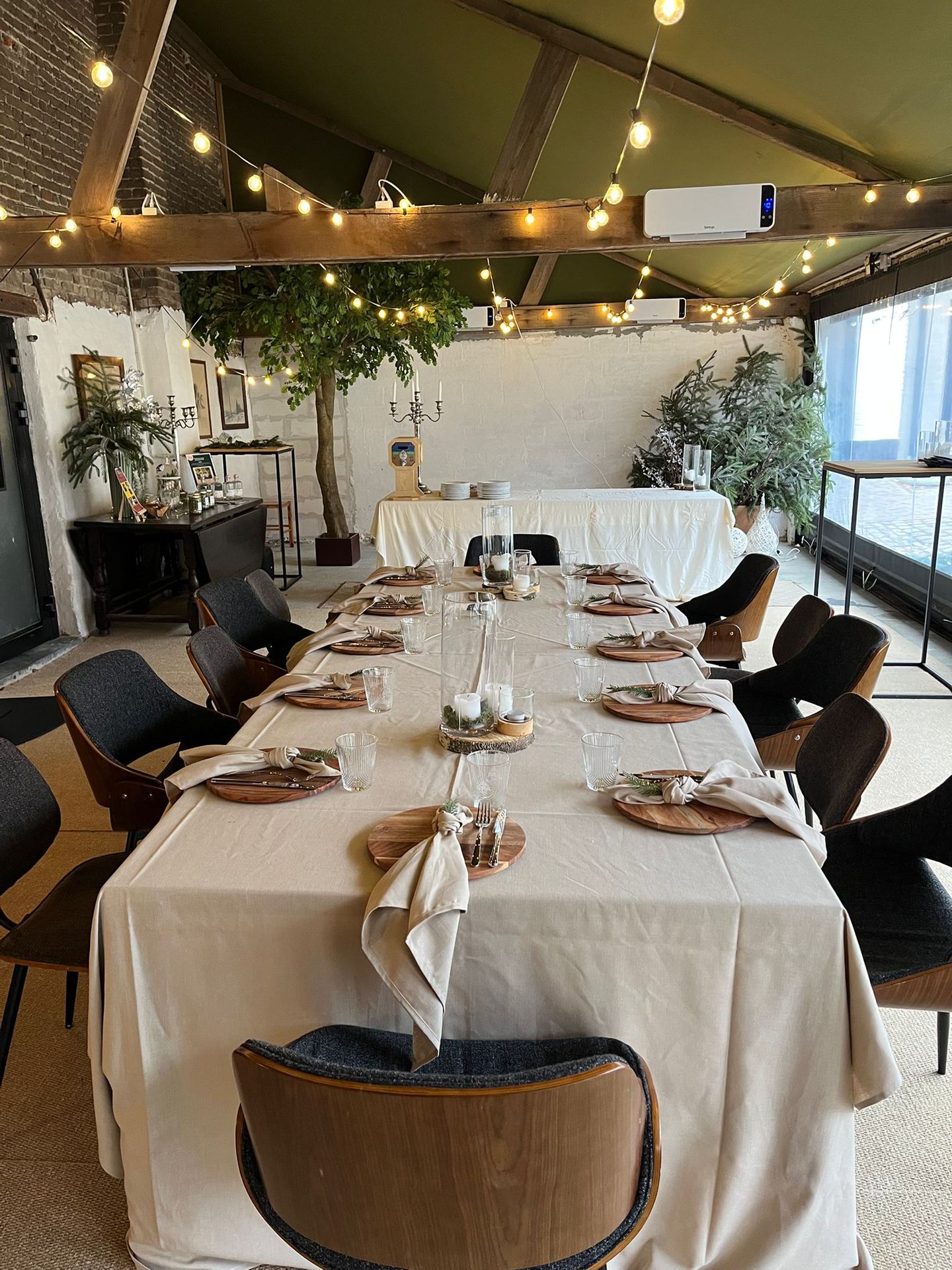 zicht op een gedekte tafel voor een teamlunch met feestelijke winterdecoratie