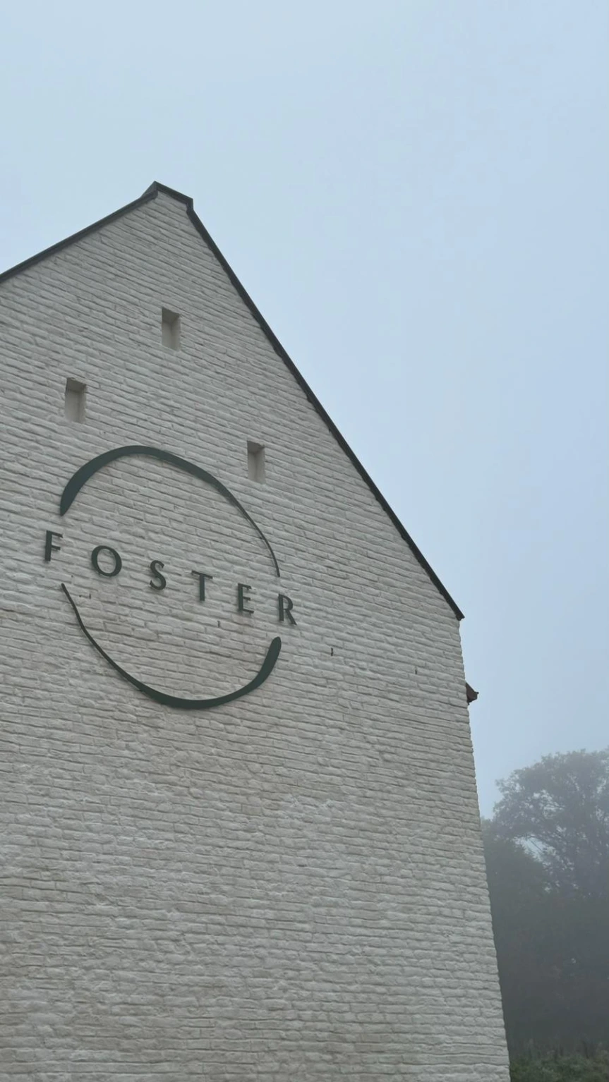 zicht op het Foster-logo op de ingang van het boerderijgebouw