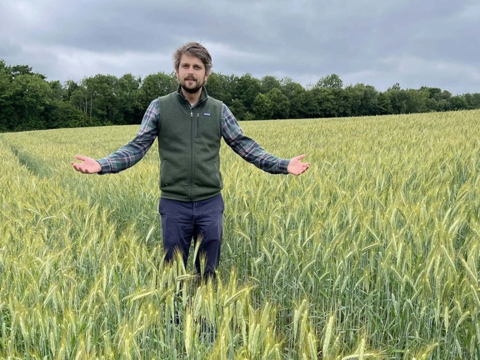 Louis-Guy du Bois au milieu des champs pour nous présenter les enjeux agroécologiques à Foster Rosières