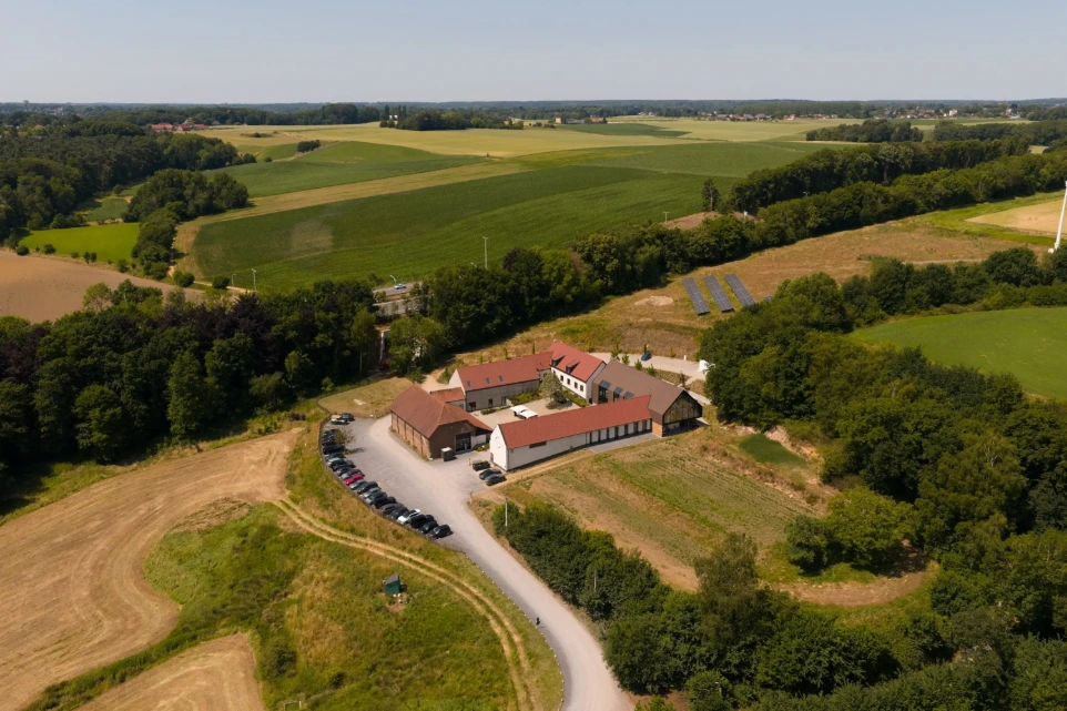 Le Domaine Foster filmé du ciel où l'on distingue les spécificités du sol, les haies, le verger, les zones en cours de réhabilitation, la sablière classée Natura 2000
