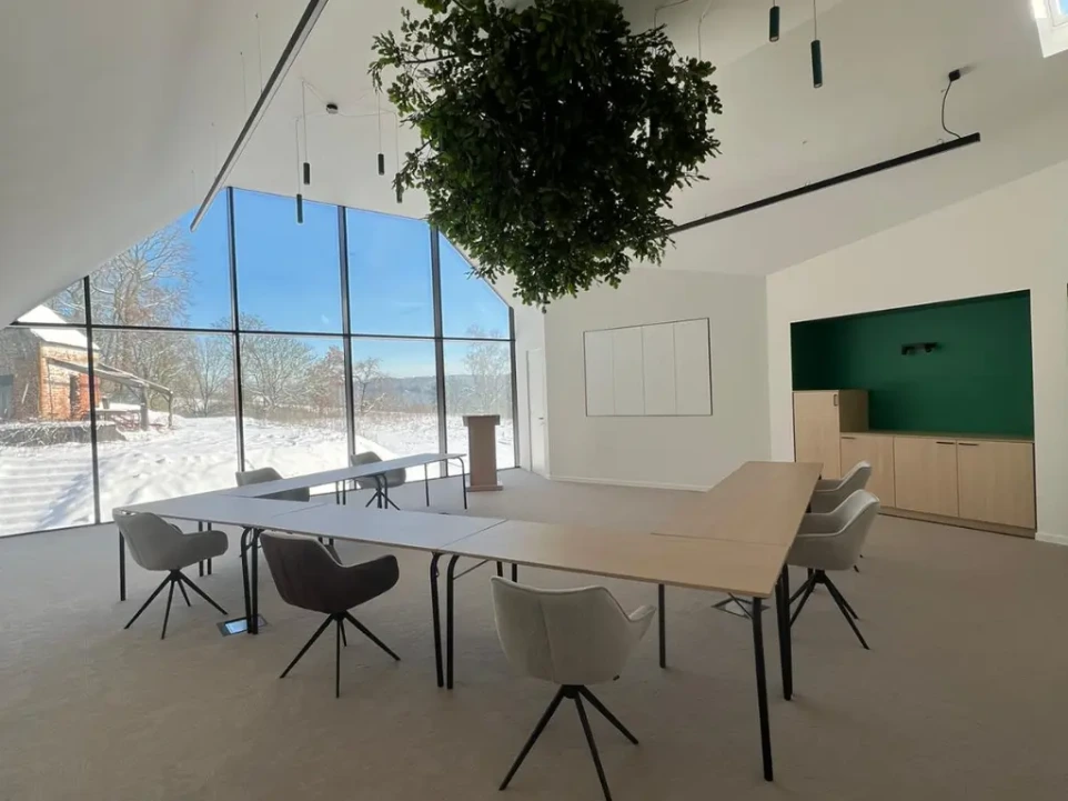 Avec son arbre suspendu et sa vue plongeante sur la vallée, la salle Houppier est une salle lumineuse et inspirante. Entièrement équipée d'écran, visio, flipchart, bar. Elle est modulable en mode conférence, workshop, conseil