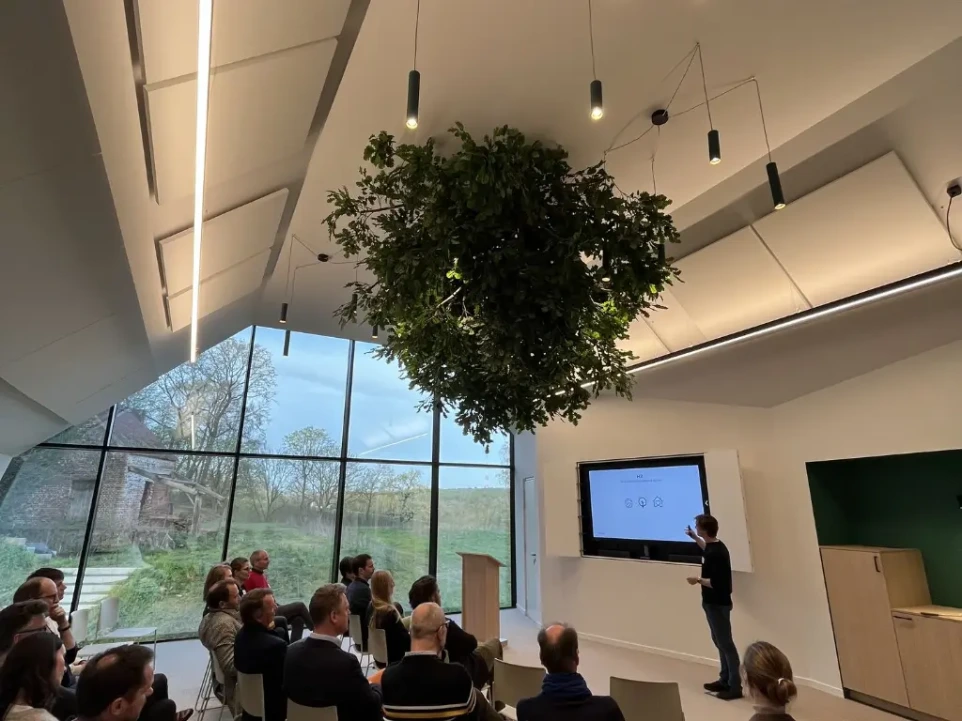 Avec son arbre suspendu et sa vue plongeante sur la vallée, la salle Houppier est une salle lumineuse et inspirante. Entièrement équipée d'écran, visio, flipchart, bar. Elle est modulable en mode conférence, workshop, conseil