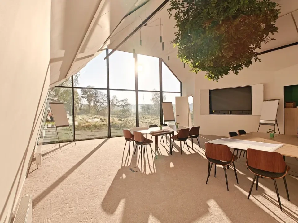 Avec son arbre suspendu et sa vue plongeante sur la vallée, la salle Houppier est une salle lumineuse et inspirante. Entièrement équipée d'écran, visio, flipchart, bar. Elle est modulable en mode conférence, workshop, conseil