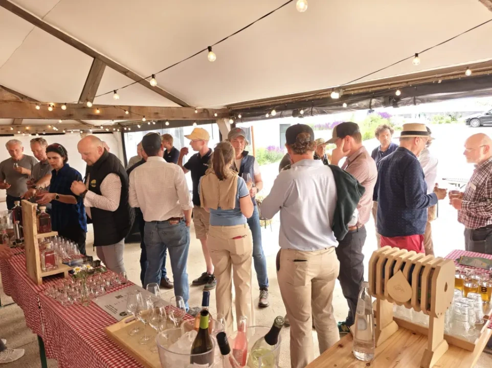 Guinguette - espace intérieur/extérieur aux ambiances informelles et festives - en mode été ou hiver pour accueillir les apéritifs ou afterworks - pour 80 personnes