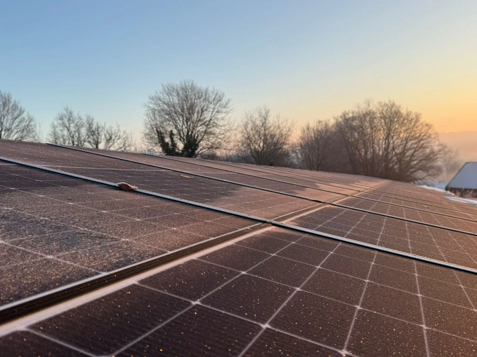 Foster est en quasi autosuffisance énergétique grâce aux parc de panneaux photovoltaïques installé en site semi-isolé