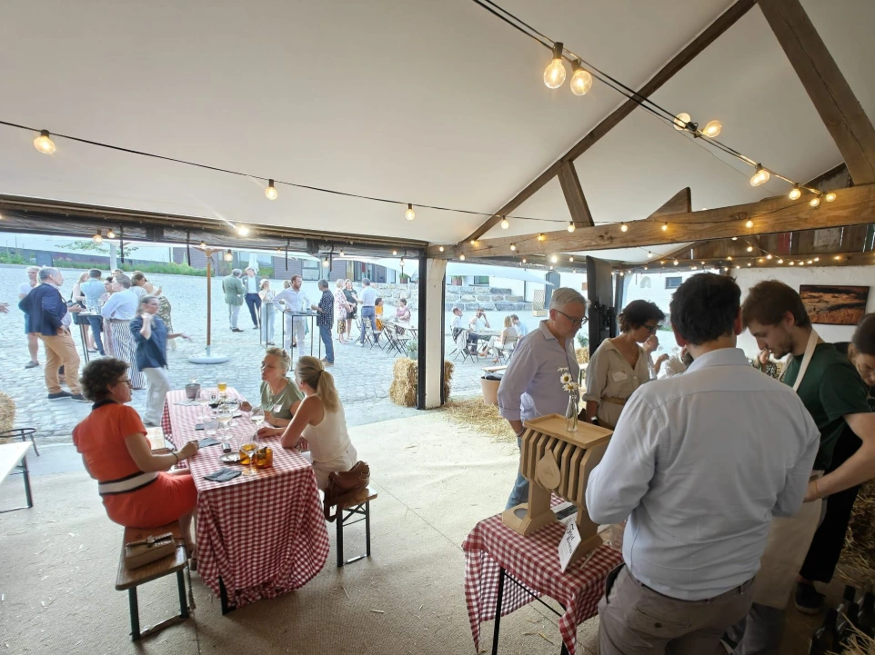 La table n’est pas un meuble. C’est un lieu. Table de réunion, de semis, de bureau, de déjeuner, d’apéritif ou d’essais. Table autour de laquelle on se retrouve, où les idées circulent, où les rires éclatent, où naissent des projets qui, peu à peu, prennent racine.