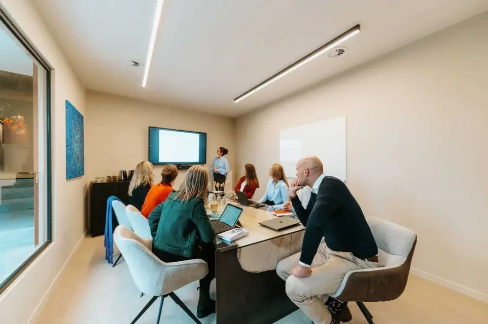 Dans la salle Tronc, la table est un véritable chef-d’œuvre de menuiserie et de forge, entièrement façonné à la main. Le frêne dont elle est issue a nécessité deux années de séchage avant d’être coupé puis déplacé. Son armature en acier a été travaillée sur place, au plus près de la matière, afin de respecter la texture du bois et ses formes irrégulières. Une table qui conjugue modernité et ancienneté, et qui trouve naturellement sa place dans une salle de réunion propice aux échanges francs et simples.