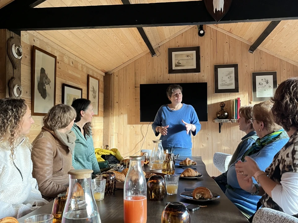 La table est le fruit du temps et de la main. La nature prend le temps, l’artisan donne la forme à la table. Dans la Clairière, la table est née du regard d’un ébéniste passionné par la texture du bois et par l’histoire que chaque tronc raconte. L’arbre a été choisi pour sa veine, sa couleur, sa largeur. Ses contours ont été conservés, offrant une pièce unique, pensée pour un lieu inspirant.