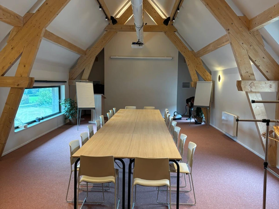 salle de réunion pour workshop en tables carrées ou rectangulaires, service catering sur demande pour passer une journée de travail au vert et sans souci - 40 personnes