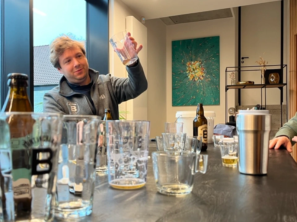 LA BIERE TERFOSSE La bière de Foster, baptisée "Terfosse", en hommage à l’ancien nom de la ferme, est le fruit d’un véritable travail collectif. Un parcours unique, de la terre à la bière, où chaque étape met en lumière les talents du domaine :  Verveine cultivée directement sur les terres de Foster par Stéphanie de Capucine à Table  Dynamisée par Jean-Luc de OSAN drinks, implanté à Foster  Mixologie orchestrée de main de maître par Marcus de Bertinchamps  Proportion, dosage et accords validés par Georges du Màloma  Etiquette, dégustation et mise en lumière déployés par l'équipe de Foster